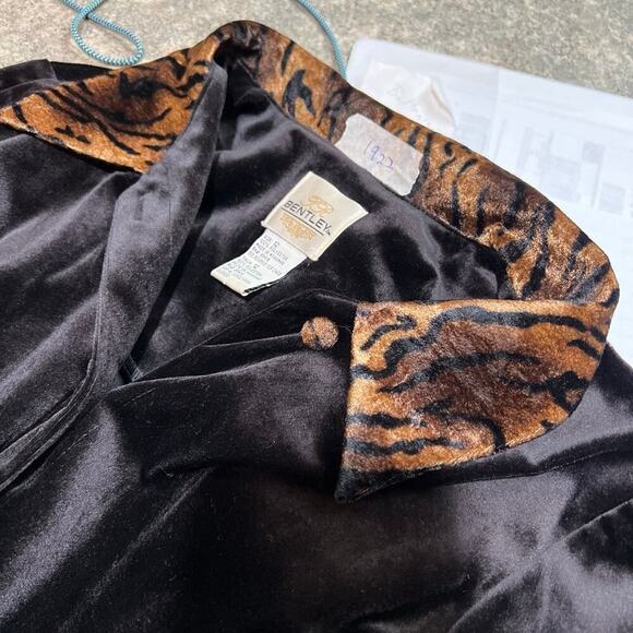 Bentley women’s size 12 black velvet velour, button-down leopard collar top - Picture 2 of 12